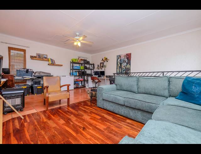 2 BEDROOM APARTMENT TO LET IN LONEHILL